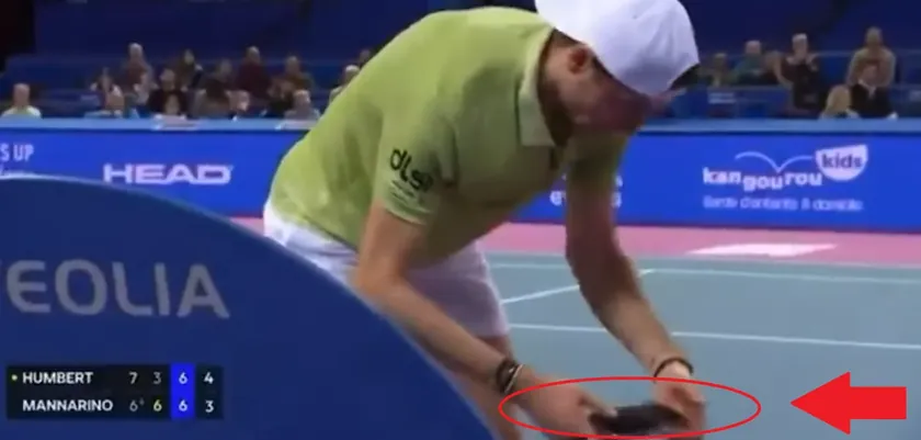 Fransa'da tenis maçında oyuncunun telefon kontrol etmesi büyük skandala yol açtı