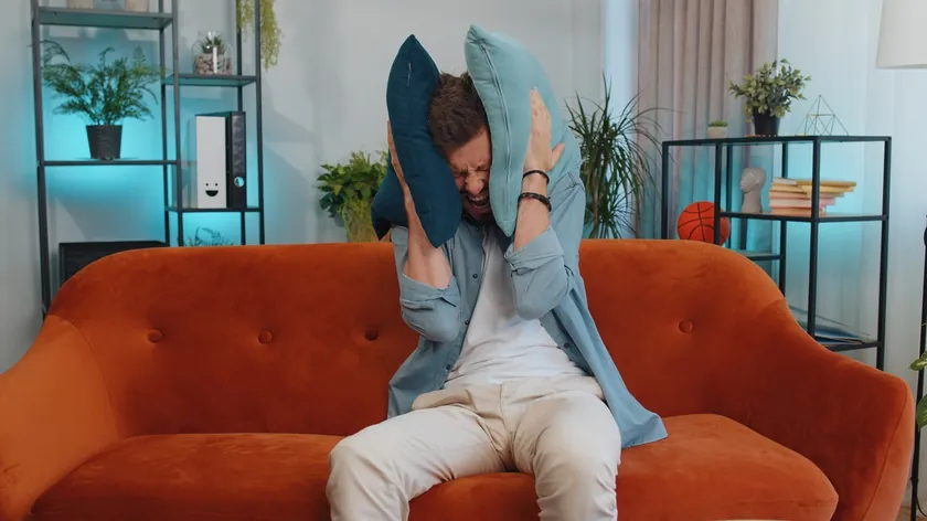 Hiperakuzi Nedir: Sese Karşı Aşırı Duyarlılığın Belirtileri, Nedenleri ve Tedavisi