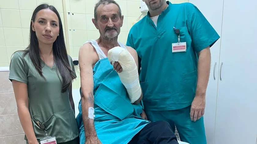 Sırbistan doktorları 75 yaşındaki bir hastanın elini başarılı bir şekilde yeniden yerleştirdi.