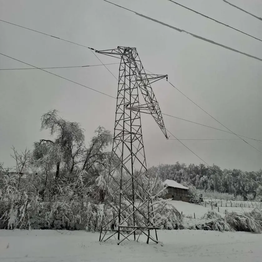 Sırbistan'ın batı ve orta kesimlerinde kar yağışı elektrik şebekesinde arızalara neden oldu.