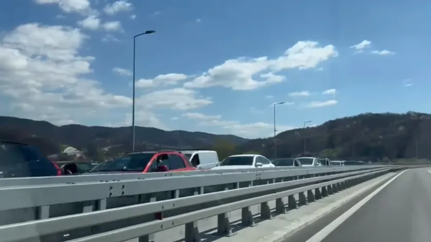 Sırbistan'da Tatil Öncesi Yollarda Yoğunluk: Sürücüler Sabırla İlerliyor