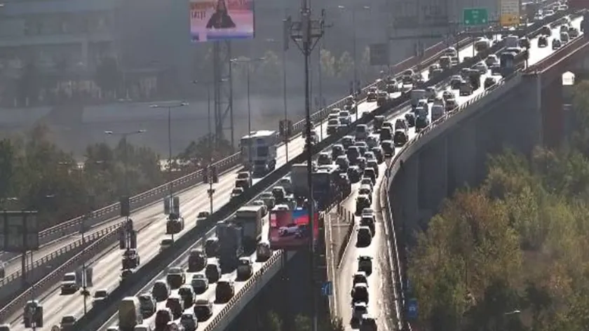 Belgrad'da sabah yoğunluğu: Niş yönünden gelen otoyolda Konjarnik'ten itibaren trafik kilitlendi