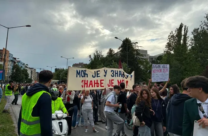Sırbistan Novi Sad'da askıya alınan öğretmenlere vatandaşlardan destek protestosu