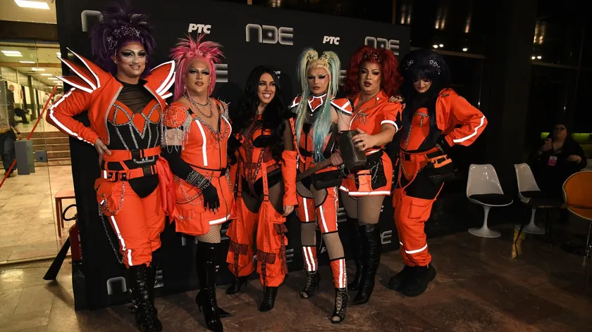 Sırbistan Eurovision finali öncesi Harem Girls ile Ivana Krunić traktörle geldi