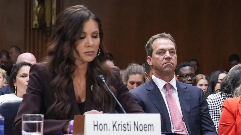 ABD'de eski bakanın eşinin "sahte göğüs" skandalı ülke gündemine oturdu