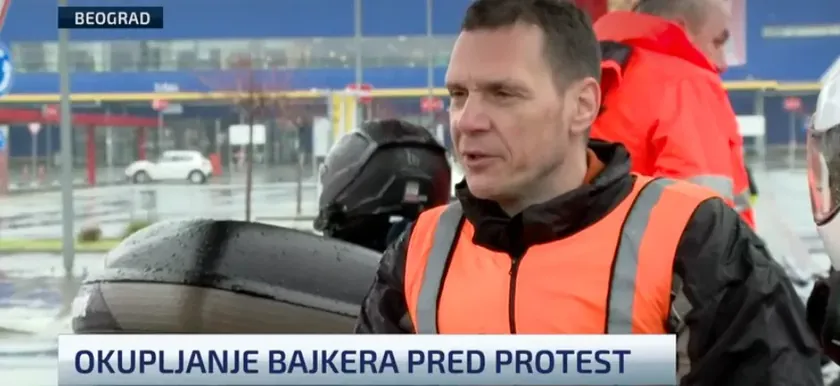 Sırbistan Kragujevac'ta Motosikletçiler Öğrenci Protestosu İçin Kötü Havaya Rağmen Yola Çıktı