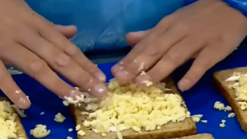 Hazır Sandviçlerin Üretim Süreci Ortaya Çıktı, Tüketiciler Şok ve Tiksinti Yaşadı