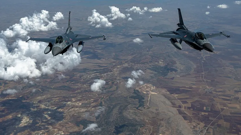 İran Türkiye'ye füze saldırısı düzenledi: NATO hava savunması balistik roketi düşürdü.