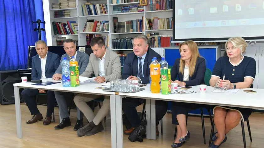 Dejan Vuk Stanković, Sırbistan Eğitim Bakanı, Kruševac'ta okulların yöneticileriyle görüştü.