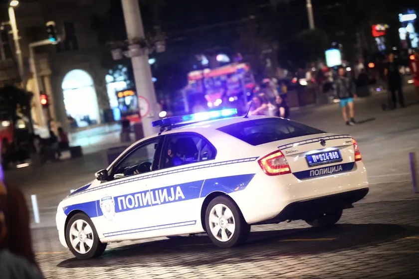Sırbistan'da bir meydanda yaşanan saldırıda genç bir Arap vatandaş yaralandı.