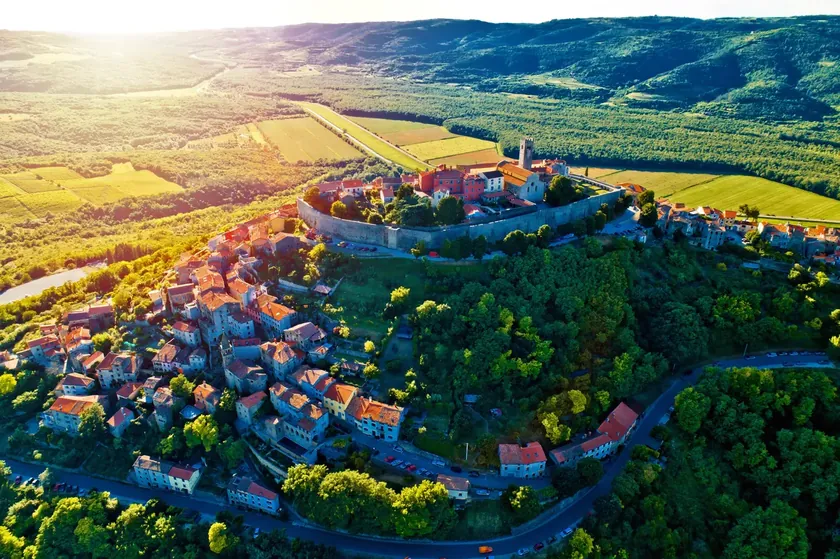 İtalyan Motovun şehri 2026'da Avrupa'nın en iyi gizli hazineleri arasında ikinci sırada yer aldı.