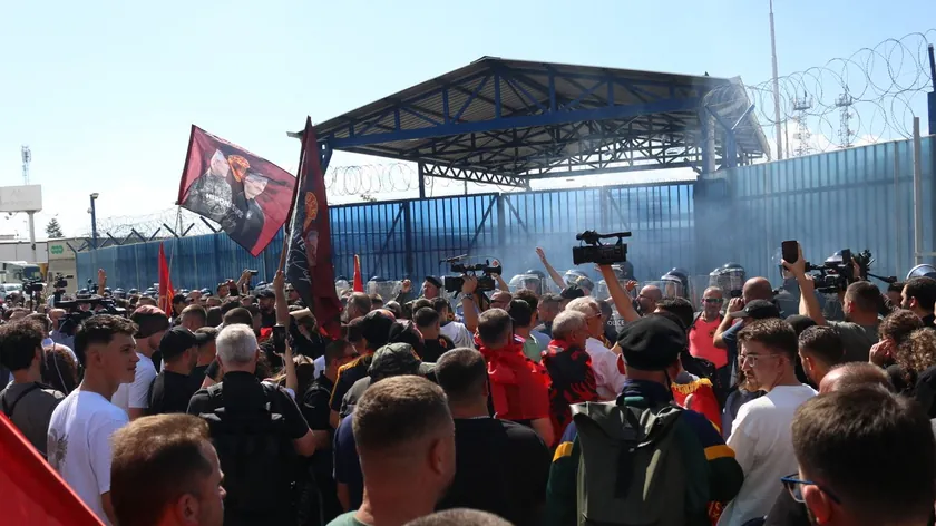 Priştin'de "OKV" destekçileri Taçi için protesto etti.