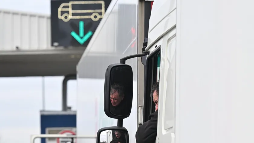 Sırbistan'da otollarda kamyonların geçişine izin verilmiyor.