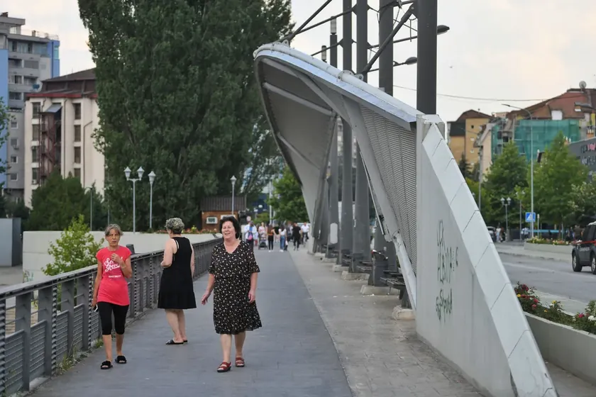 Sırbistan Cumhurbaşkanı Aleksandar Vučić, KFOR'un Ibar Köprüsünden çekilme kararıyla ilgili olarak Genelkurmay Başkanı ile görüşeceğini belirtti.