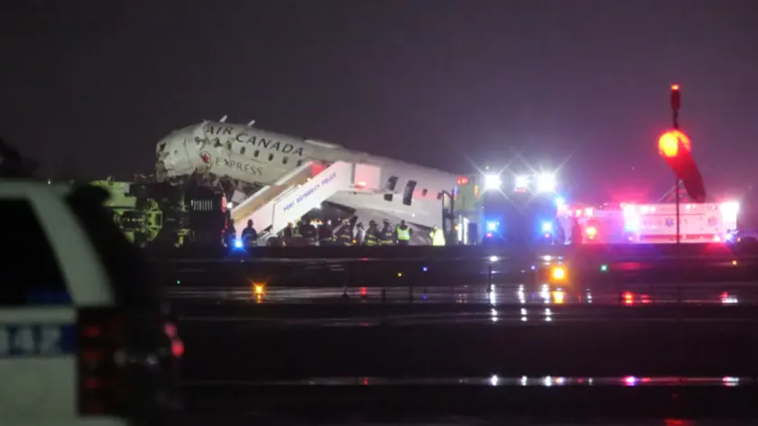 ABD New York LaGuardia Havalimanı'nda uçak araçla çarpıştı iki polis yaralandı