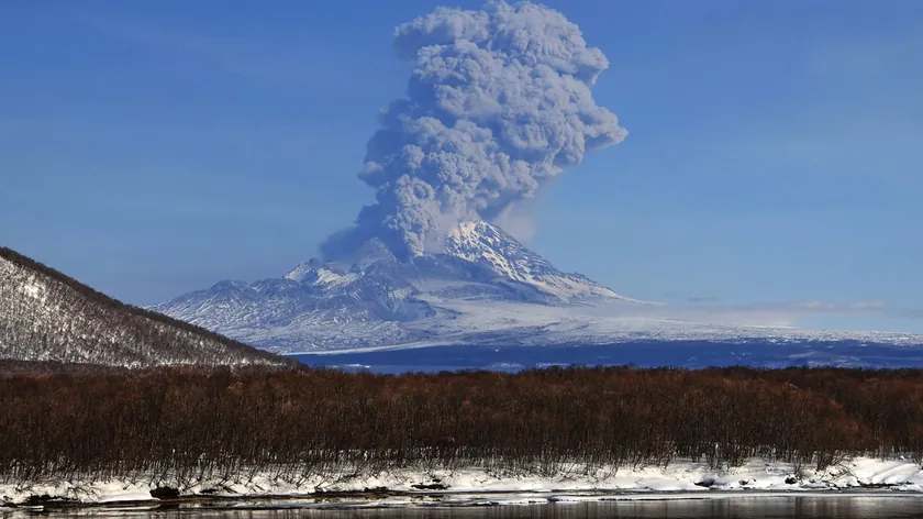 Kamçatka'daki Şiveluç Yanardağı Patladı Kül Havacılık İçin Tehdit Oluşturdu