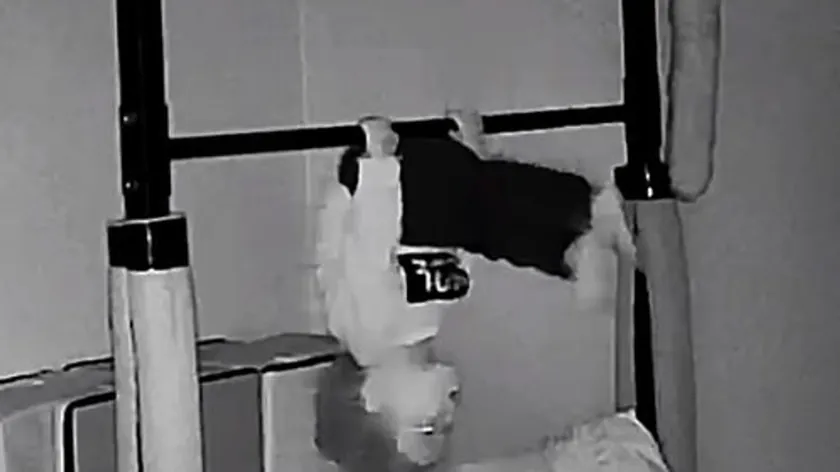 Bebek Monitörü Kayıtları Şaşkınlık Yarattı: Minik Bebek Odasında Kimse Yokken Neler Yapıyor