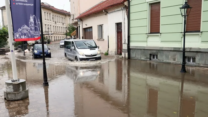 Sırbistan'da yaşanan olumsuz hava koşulları nedeniyle itfaiye ekipleri yoğun müdahalede bulundu.