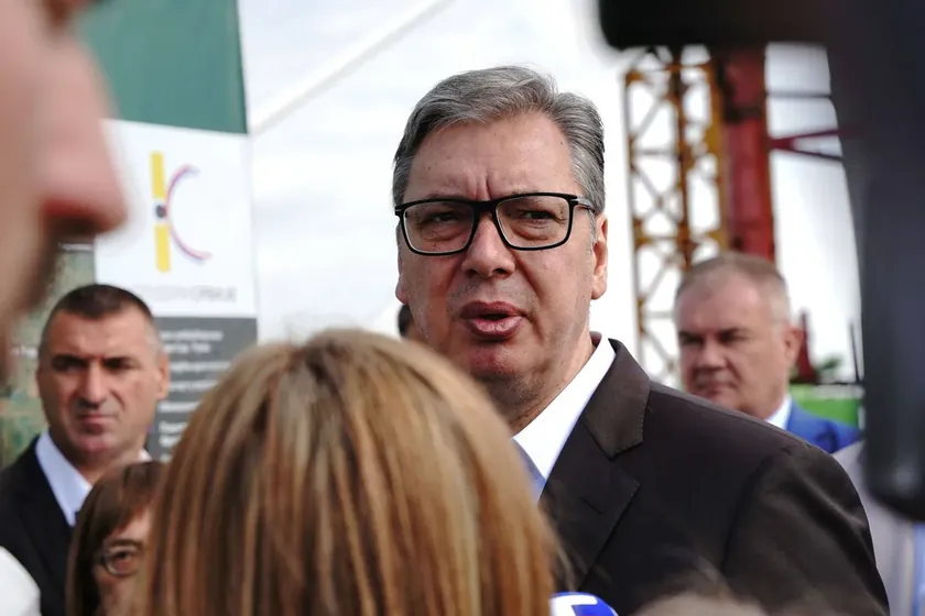 Sırp Cumhurbaşkanı Aleksandar Vučić Novi Sad'a hoşgeldiniz demek yerine, şehrin kurbanlarını hatırladığını belirtiyor.