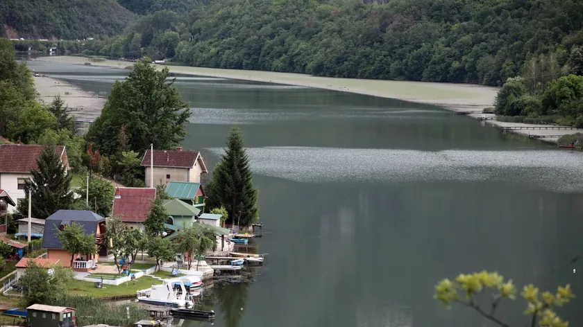 Ovčar Banja: 35-38 derece arası termal kaynaklar ve sonbahar manzaraları