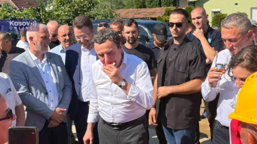 Petar Petković, Kosovo ve İ Metohija Direktörü Aljbın Kurti ve Nenad Rašić'in fotoğrafını paylaştı "Gazdalarla birlikte gülüyor".
