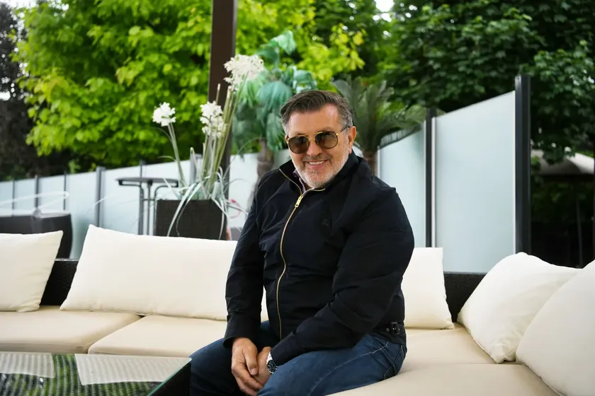 Sırp sanatçısı Serif Konjević'in hayatı ve kariyeri hakkında konuştuğu röportaj yayınlandı.