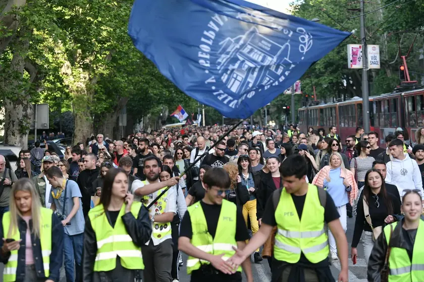Sırbistan'da öğrencilerin siyasi baskıya maruz kaldığı iddia ediliyor.