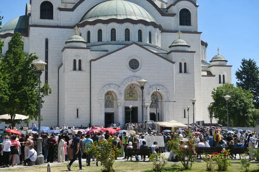 Belgrad'da Kutsal Meryem Ana Kuşağı Tartışması Sırpları İkiye Böldü