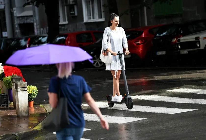 Sırbistan'da bugün büyük bir bölüm gün boyunca bol güneşli ve sıcak hava bekleniyor, ancak yerel gelişmelerle birlikte kısa süreli yağmur veya dolu fırtınaları görülebilir.