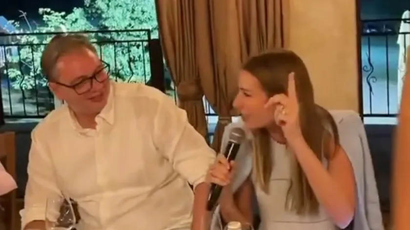 Vučić, kafedenin videosunu yayınladı Bakan mikrofonla şarkı söyledi, Cumhurbaşkanı da şarkı söyledi