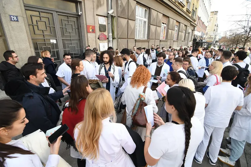 Sırbistan'da Hemşireler ve Sağlık Teknisyenleri Adil Seçim Talebiyle Protesto Duyurdu