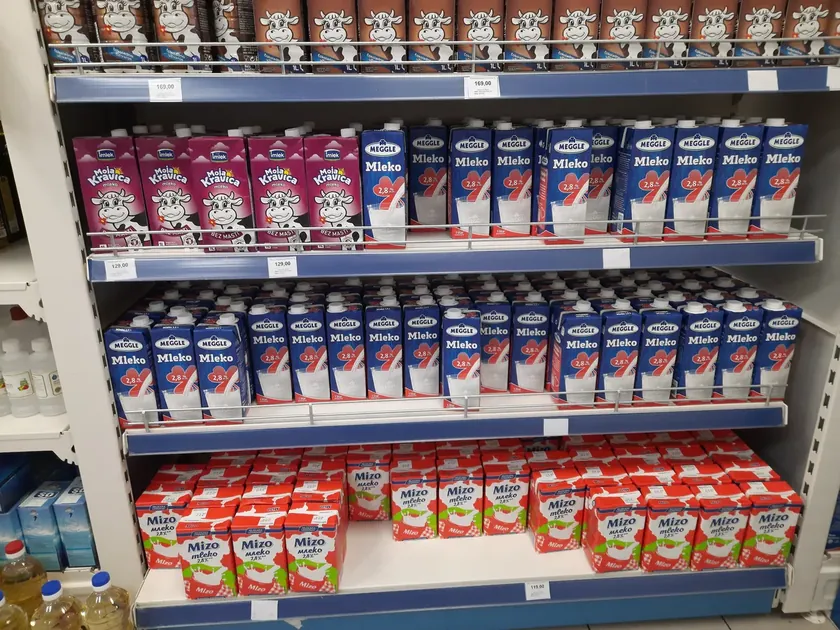 Sırbistan'daki Çevreci Ayaklanma, süt ambalajlarında menşe bilgisinin zorunlu olmasını istedi.