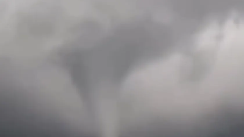 Romanya'da hortumu andıran hava olayı kaydedildi, sarı alarm sürüyor.