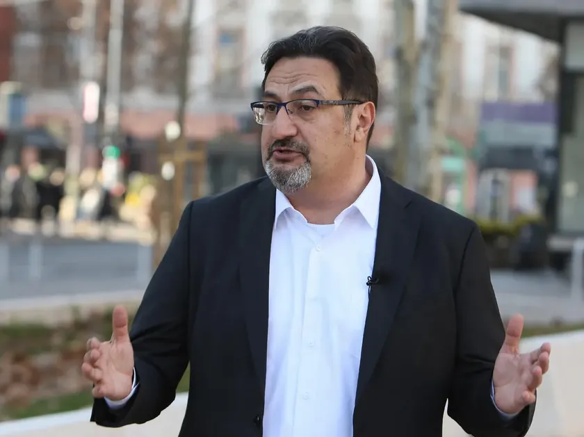 Sırp politikacı Aris Movsesijan, Avrupa Birliği'ne yönelik bir başvuru için diğer pro-Avrupa partileriyle birlikte çalışmaya çağrıda bulundu.