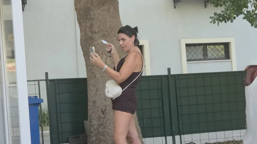 Tanınmış şarkıcı telefonla kavga ederek sokakta sinir krizi yaşadı