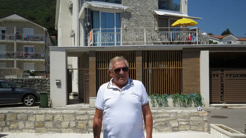Folk şarkıcısı Miloş Bojanić'in eski bir ilişkisinden çocuğu olabileceği iddiasıyla gündeme geldi.