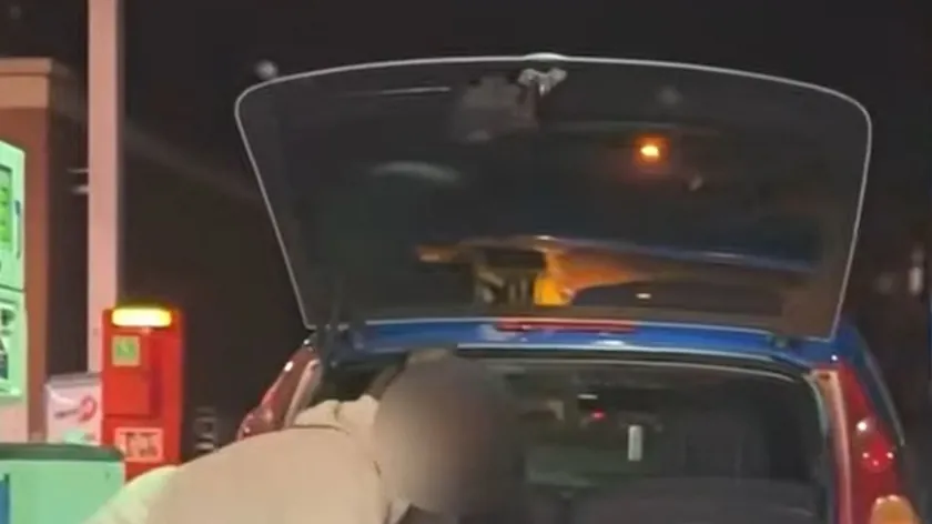 İngiltere'de akaryakıt fiyatları paniği kadını yakıtı poşetlere doldurmaya yöneltti