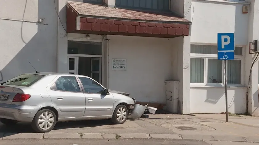 Niş'te bir kadın, ambulans önünde beklerken araba tarafından öldürüldü.