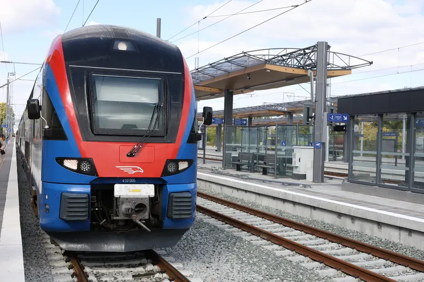 Sırbistan'da tren raydan çıktı, demiryolu güvenliği vaatleri sorgulanıyor.