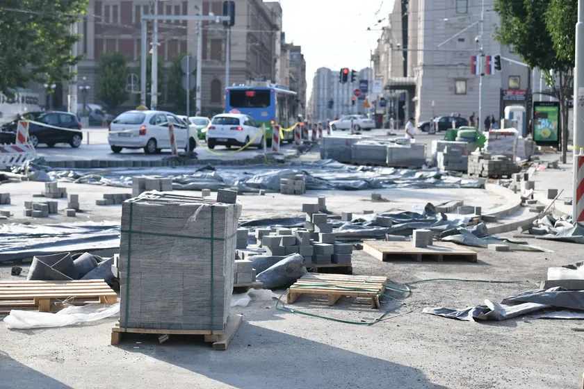 Belgrad'da Cumhuriyet Meydanı son durak kapanıyor, otobüs hatları değişiyor.