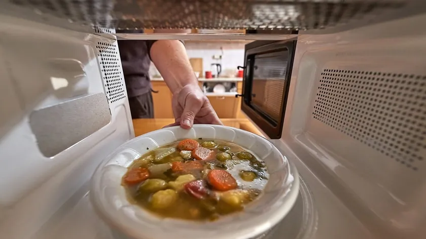 Sırbistan'dan Uzmanlar Uyarıyor: Plastikte Yemek Isıtmak Mikroplastik Salıyor
