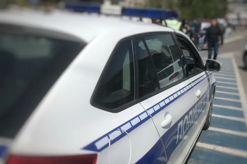 Sırbistan'da, araç sahipleri anahtarlarını bırakmaları nedeniyle iki trafik kazasına yol açan araba hırsızlığı olayı yaşandı.
