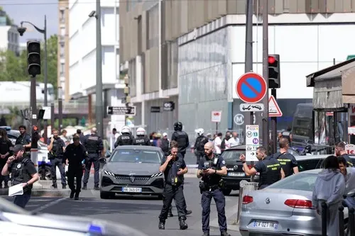 Paris'te Saldırı Bir Adam Üç Kadını Sokakta Kızdırır