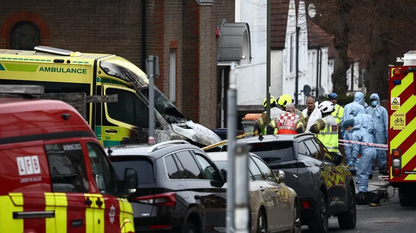 Büyük Britanya'nın Derby Şehrinde Otomobil Yayaların Arasına Daldı, Çok Sayıda Yaralı Var