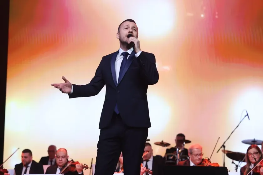 Sırbistanlı Şarkıcı Bane Mojićević Genç Yaştaki Şöhretin Kendisini Nasıl Değiştirdiğini Aktardı