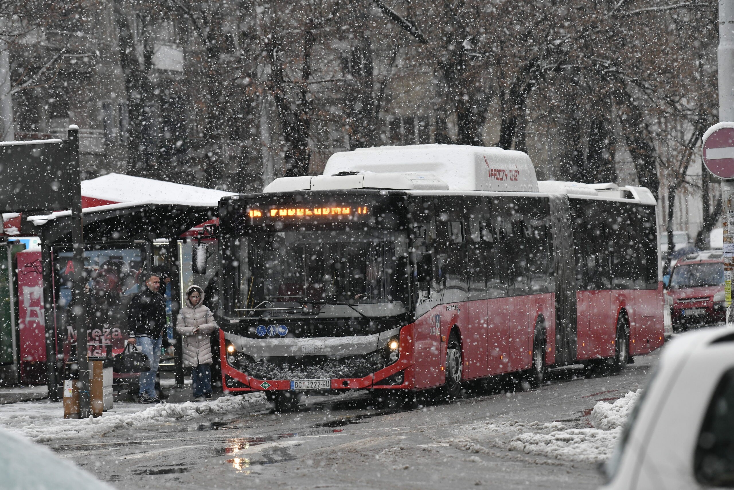 Beograd'da Kar Yağışı Nedeniyle Bazı Noktalarda Ulaşım Durduruldu