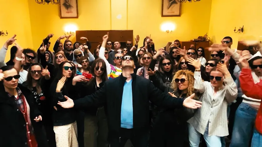 Sırbistanlı Genç Orkestra Şefi İş Arayışında Yaratıcı Yöntemler Kullanıyor