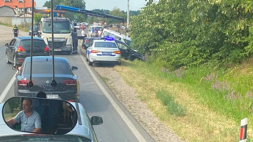 Meljaka yakınlarında iki aracın çarpışması "Škoda" hasar gördü, polis olay yerinde.