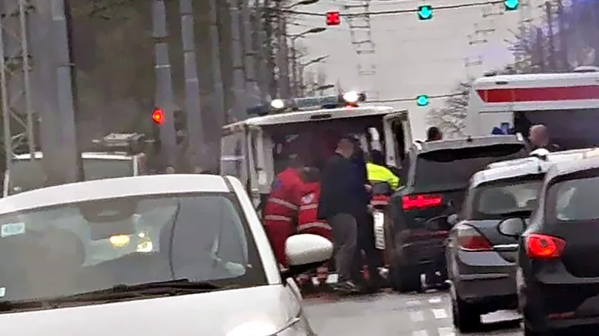 Sırbistan Belgrad Dedinje'de yaşanan ağır trafik kazasında otomobil bir kişiyi yaraladı