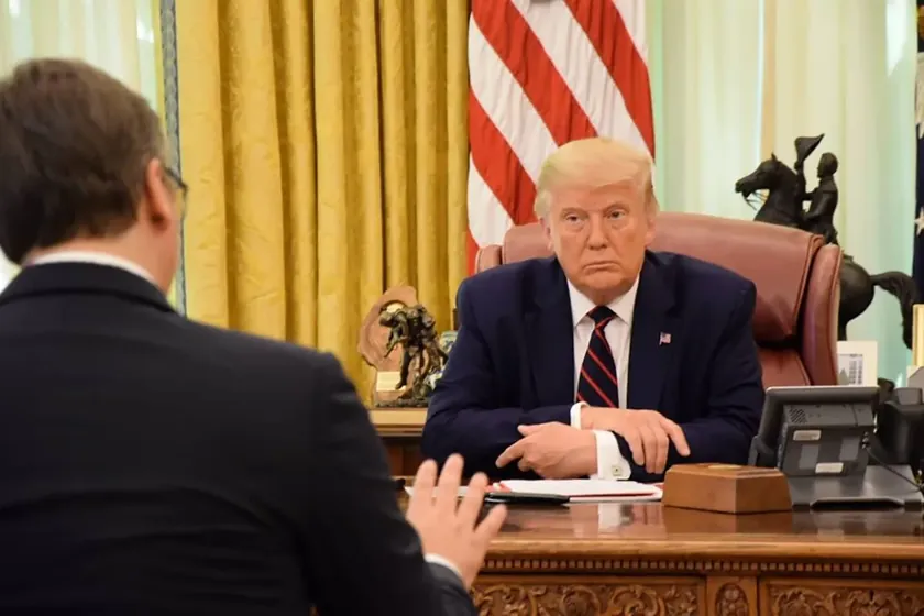 Sırbistan Cumhurbaşkanı Vučić, Donald Trump'ı ülkesine davet etti, büyük ilgi göreceğini belirtti.
